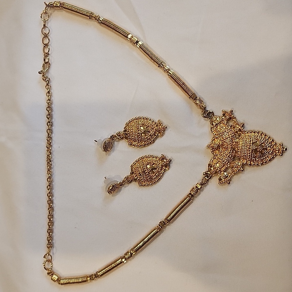 Elegant Gold Necklace and Earring Set